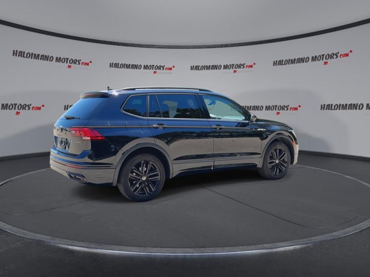 2022 Volkswagen Tiguan Comfortline R-Line Black Edition 4WD | Leather Seats Photo