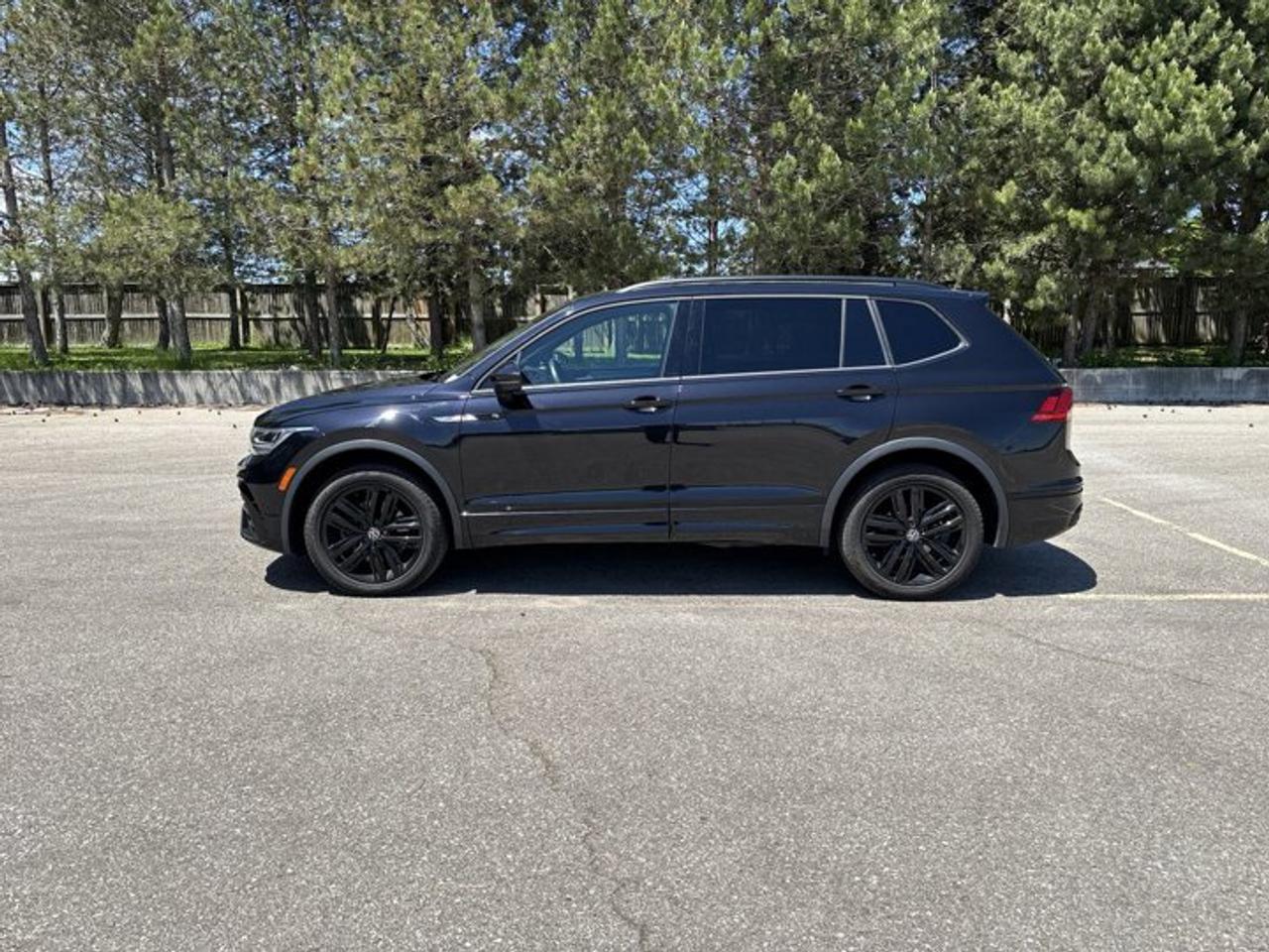 2022 Volkswagen Tiguan Comfortline R-Line Black Edition 4WD | Leather Seats Photo