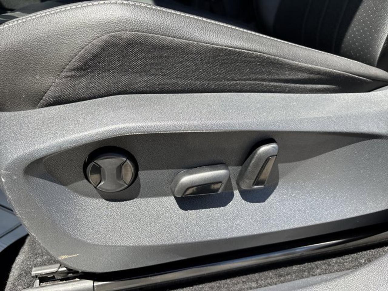 2022 Volkswagen Tiguan Comfortline R-Line Black Edition 4WD | Leather Seats Photo