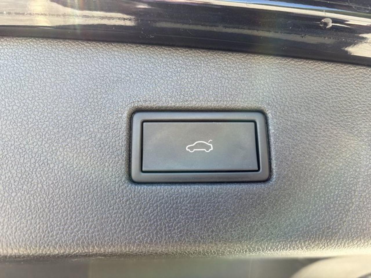 2022 Volkswagen Tiguan Comfortline R-Line Black Edition 4WD | Leather Seats Photo