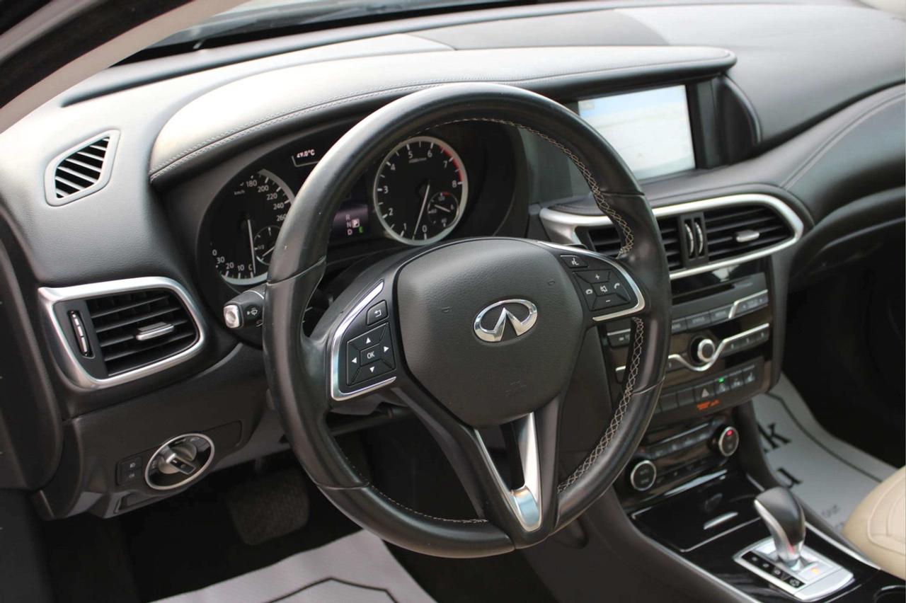 2017 Infiniti QX30 Premium Photo