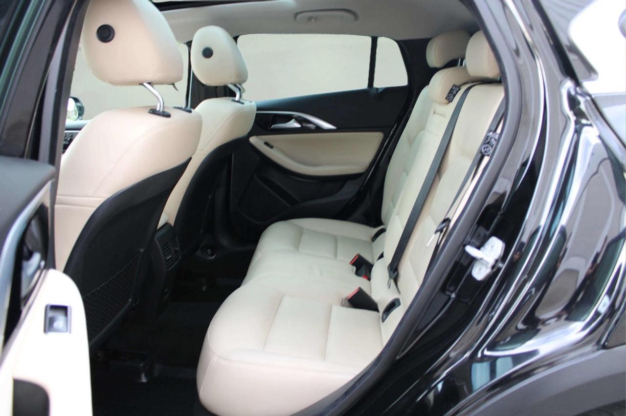 2017 Infiniti QX30 Premium Photo