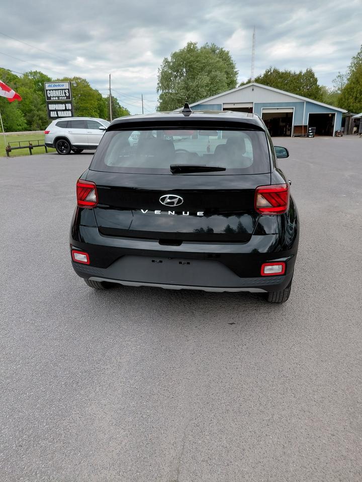 2021 Hyundai Venue Essential Photo4