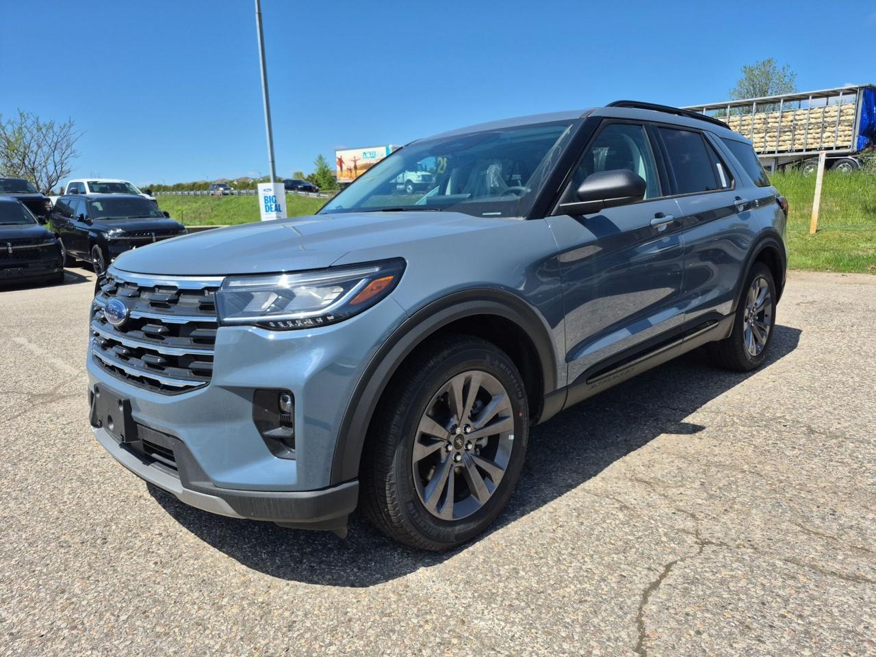 2026 Ford Explorer ACTIVE, PANO ROOF, ADAPTIVE CRUISE, TRAILER TOW PK Photo
