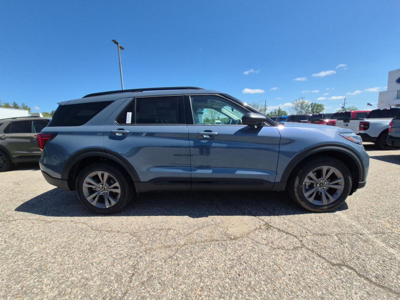2026 Ford Explorer ACTIVE, PANO ROOF, ADAPTIVE CRUISE, TRAILER TOW PK Photo