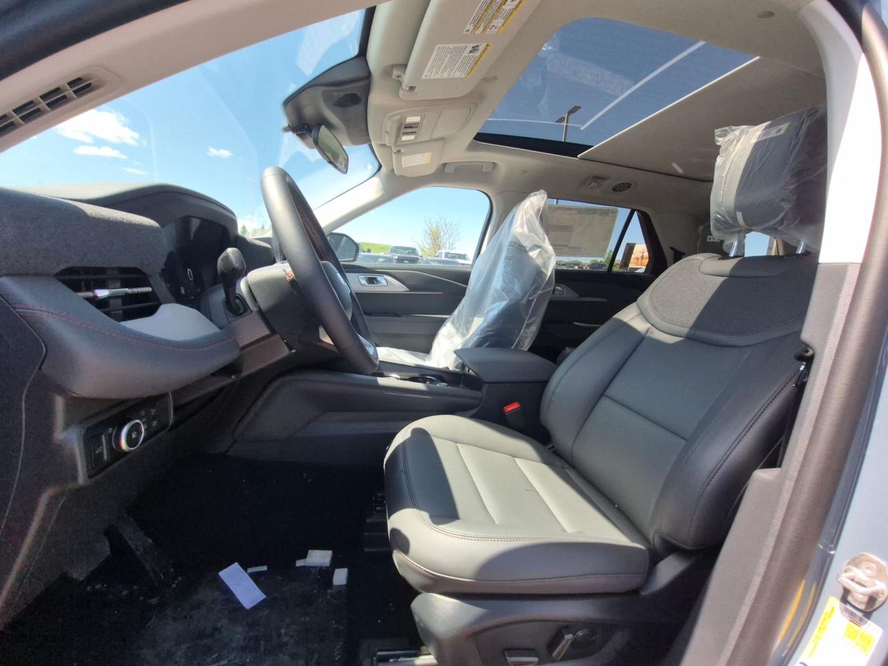 2026 Ford Explorer ACTIVE, PANO ROOF, ADAPTIVE CRUISE, TRAILER TOW PK Photo