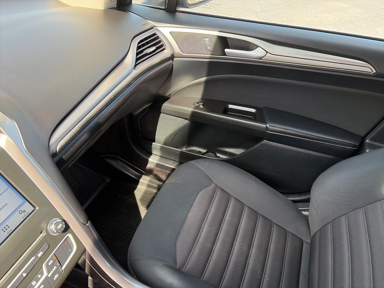 2017 Ford Fusion SE-LOADED-CLEAN CARFAX Photo