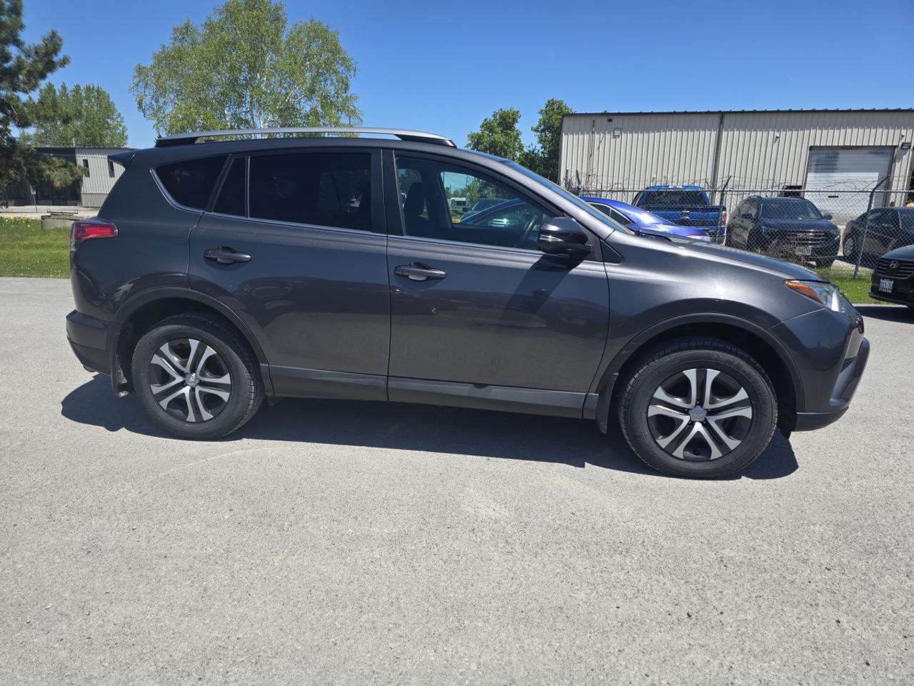 2017 Toyota RAV4 LE Photo3