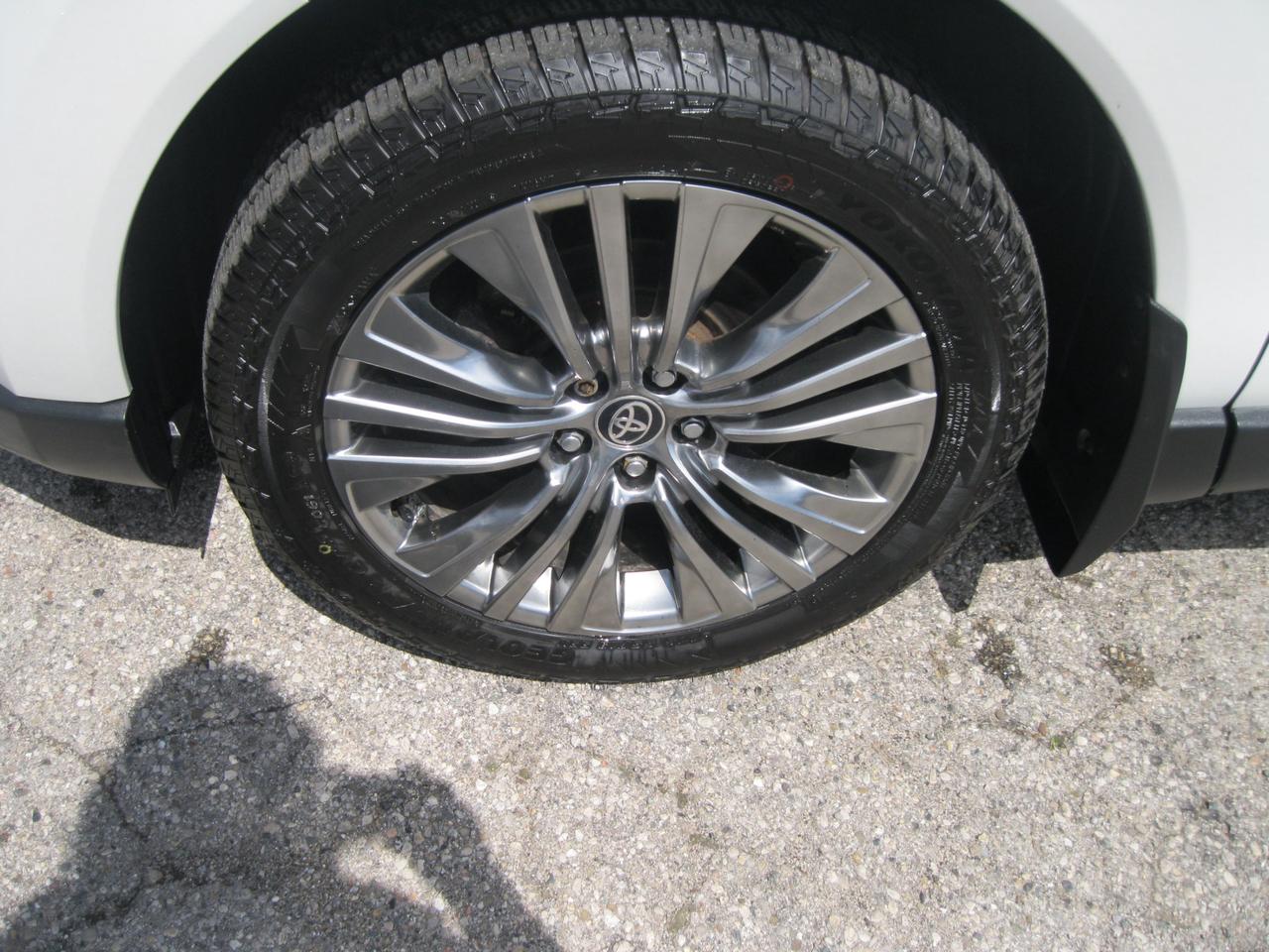 2021 Toyota Venza Limited 4dr All-Wheel Drive Photo3