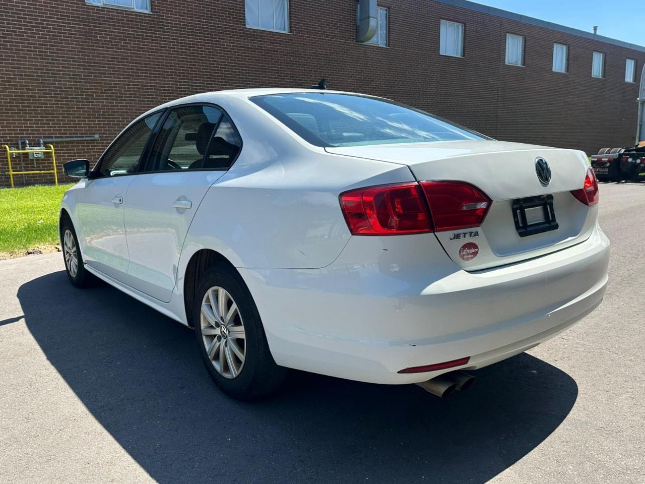 2014 Volkswagen Jetta Sedan 4dr 2.0L Auto Comfortline Photo