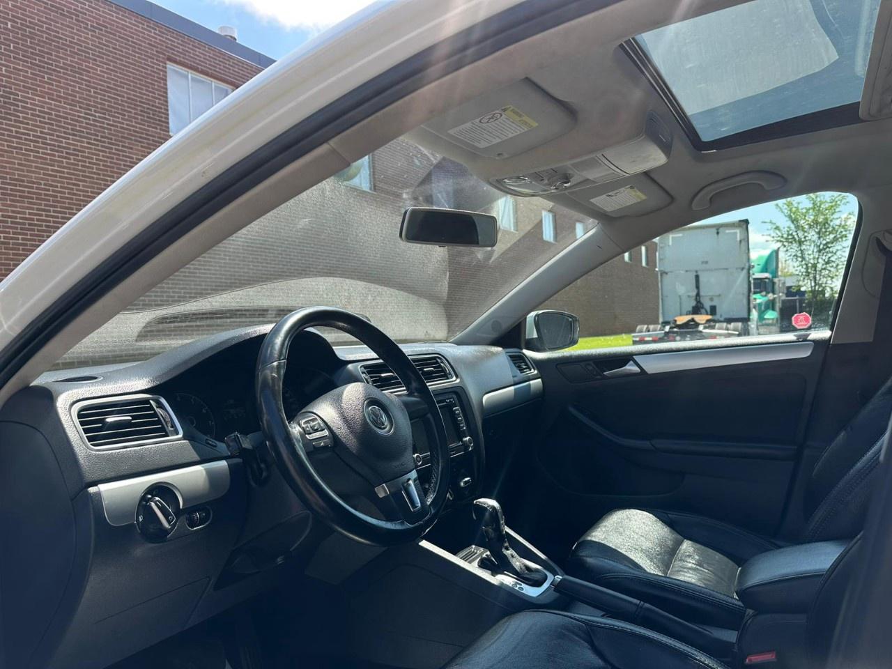 2014 Volkswagen Jetta Sedan 4dr 2.0L Auto Comfortline Photo