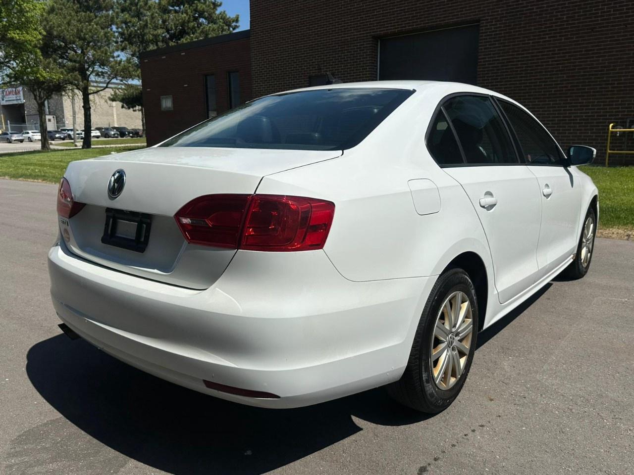 2014 Volkswagen Jetta Sedan 4dr 2.0L Auto Comfortline Photo