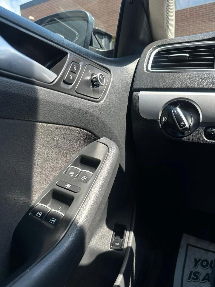 2014 Volkswagen Jetta Sedan 4dr 2.0L Auto Comfortline Photo