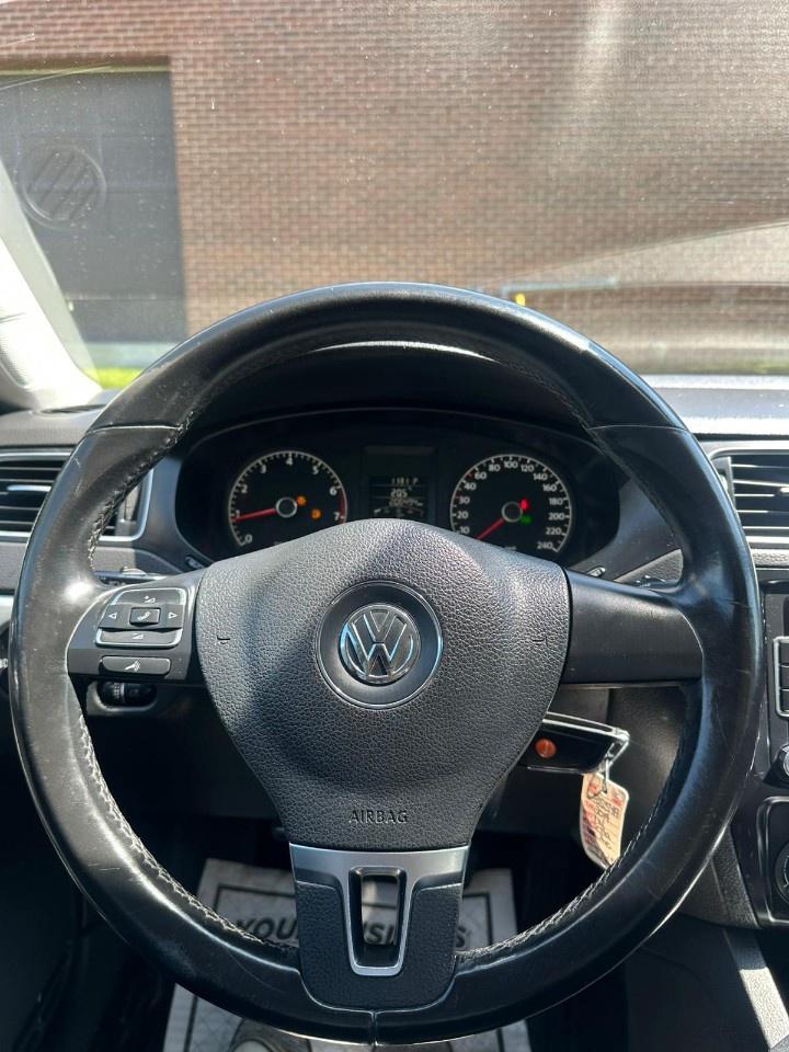 2014 Volkswagen Jetta Sedan 4dr 2.0L Auto Comfortline Photo