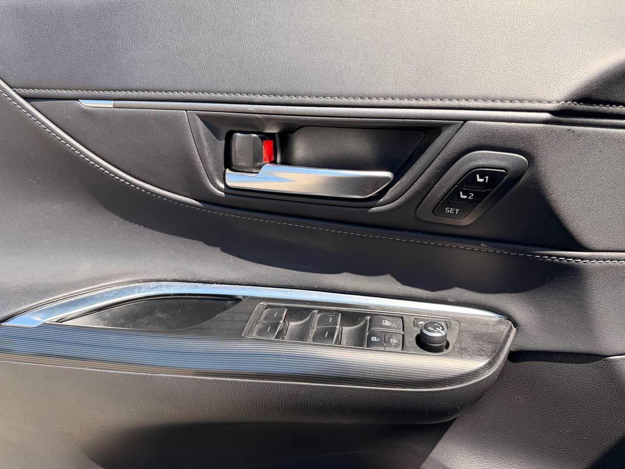 2021 Toyota Venza XLE AWD HYBRID, LEATHER, NAVIGATION, JBL SOUND Photo
