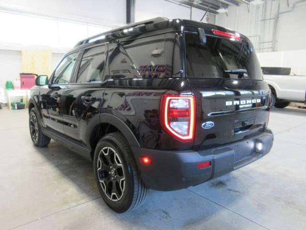 2025 Ford Bronco Sport OUTER BANKS 4X4, HTD. LEATHER, APPLE/ANDROID, 30K! Photo