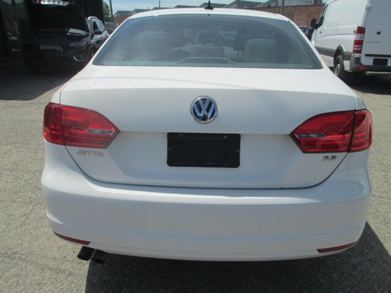 2012 Volkswagen Jetta Sedan 4dr 2.5L Auto Highline, Leather, Sunroof Photo