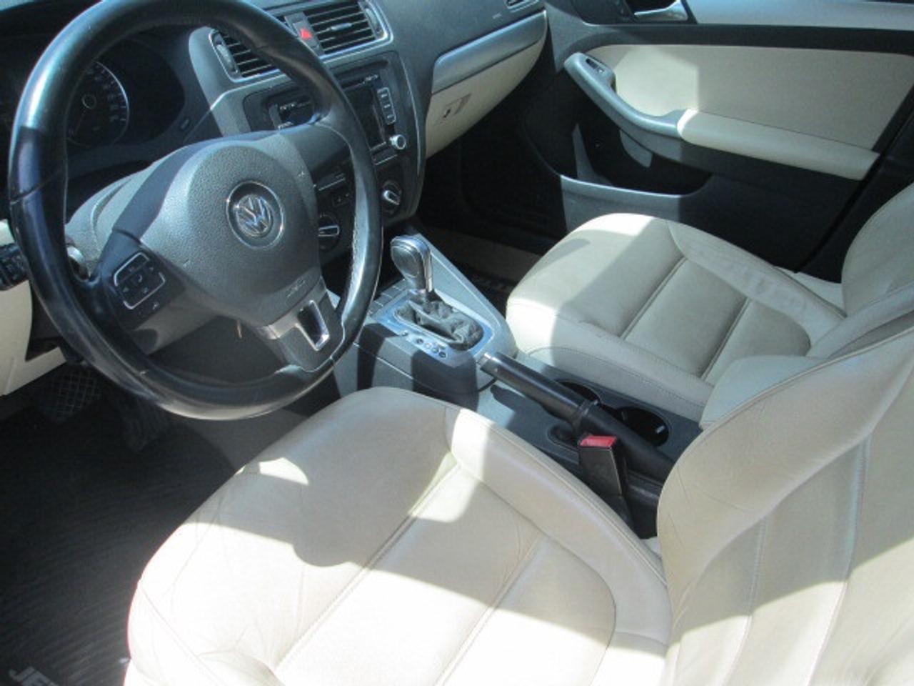 2012 Volkswagen Jetta Sedan 4dr 2.5L Auto Highline, Leather, Sunroof Photo