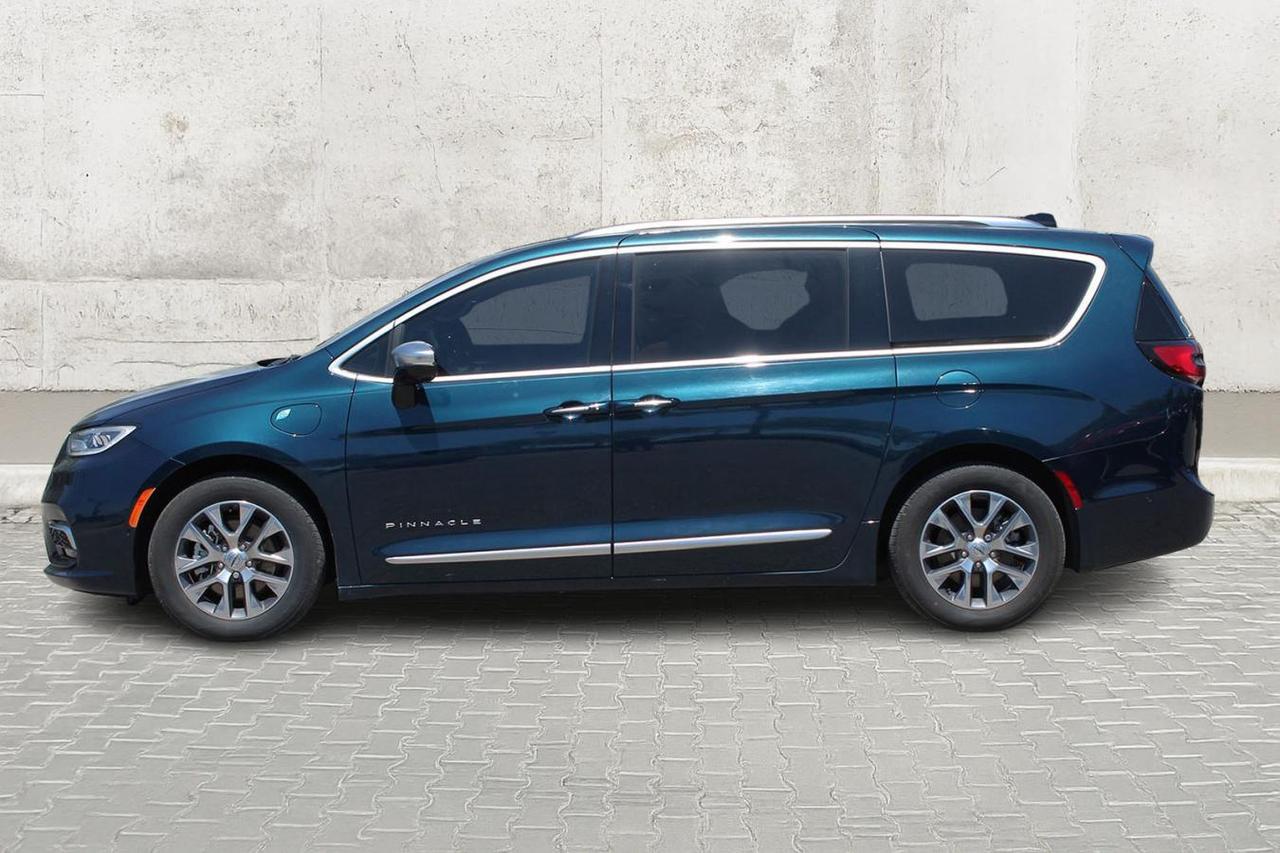 2023 Chrysler Pacifica Hybrid Pinnacle  Gps SiriusXM Moonroof BkpCam ParkingSens Photo