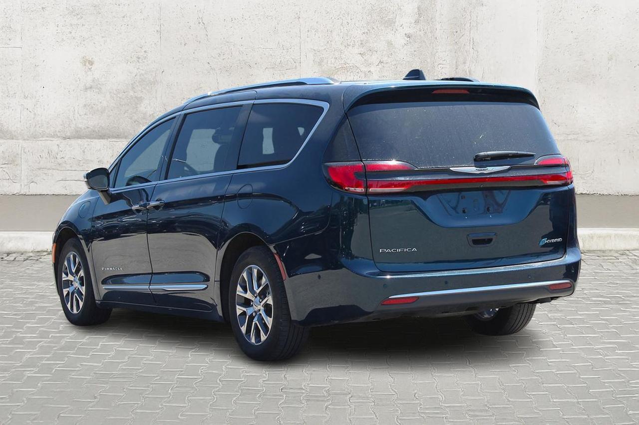 2023 Chrysler Pacifica Hybrid Pinnacle  Gps SiriusXM Moonroof BkpCam ParkingSens Photo