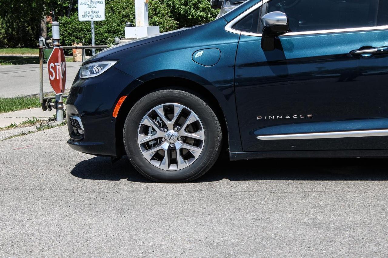 2023 Chrysler Pacifica Hybrid Pinnacle  Gps SiriusXM Moonroof BkpCam ParkingSens Photo