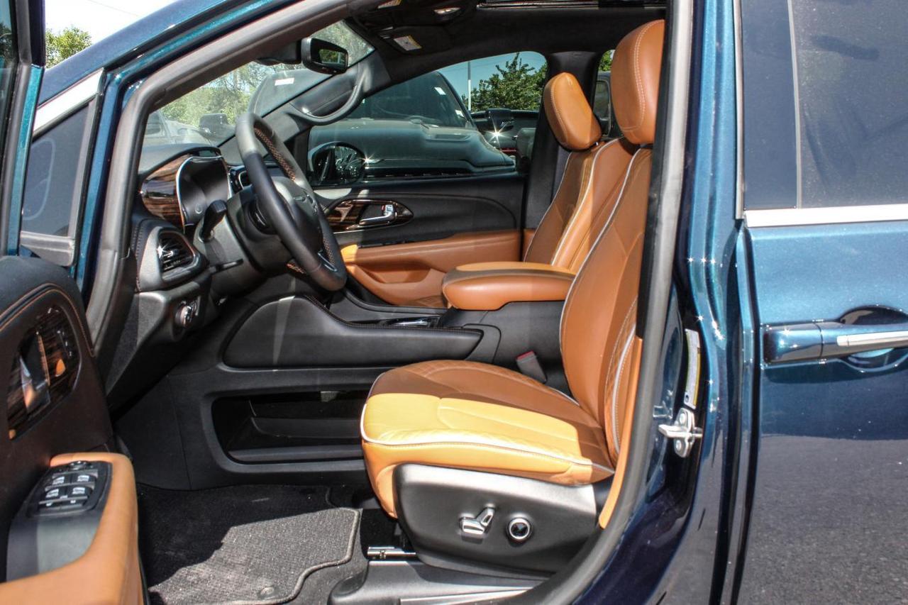 2023 Chrysler Pacifica Hybrid Pinnacle  Gps SiriusXM Moonroof BkpCam ParkingSens Photo
