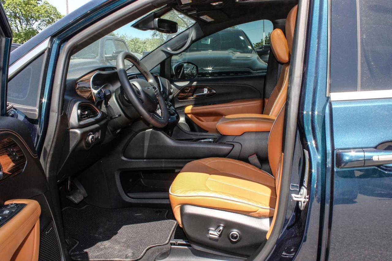 2023 Chrysler Pacifica Hybrid Pinnacle  Gps SiriusXM Moonroof BkpCam ParkingSens Photo