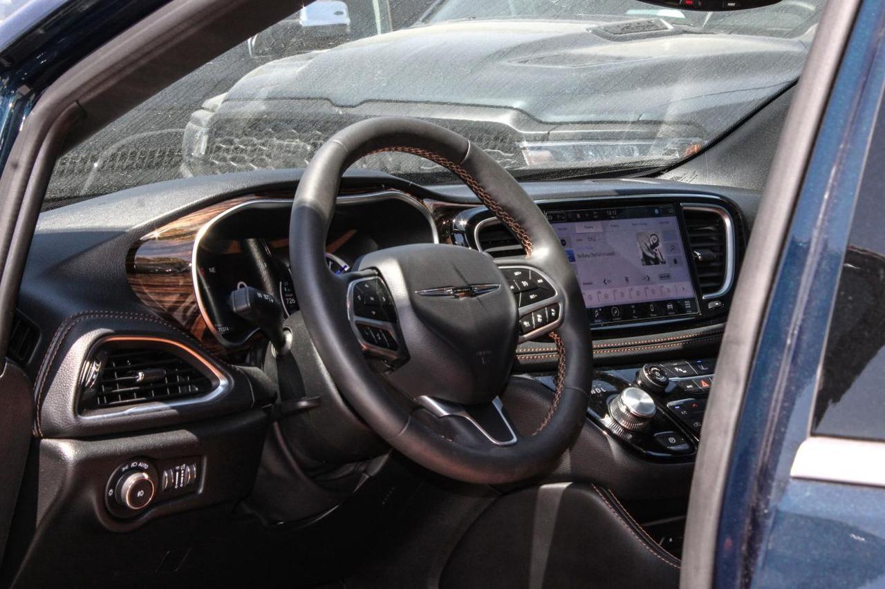 2023 Chrysler Pacifica Hybrid Pinnacle  Gps SiriusXM Moonroof BkpCam ParkingSens Photo
