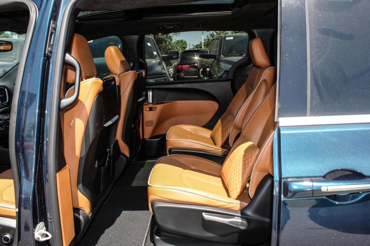 2023 Chrysler Pacifica Hybrid Pinnacle  Gps SiriusXM Moonroof BkpCam ParkingSens Photo
