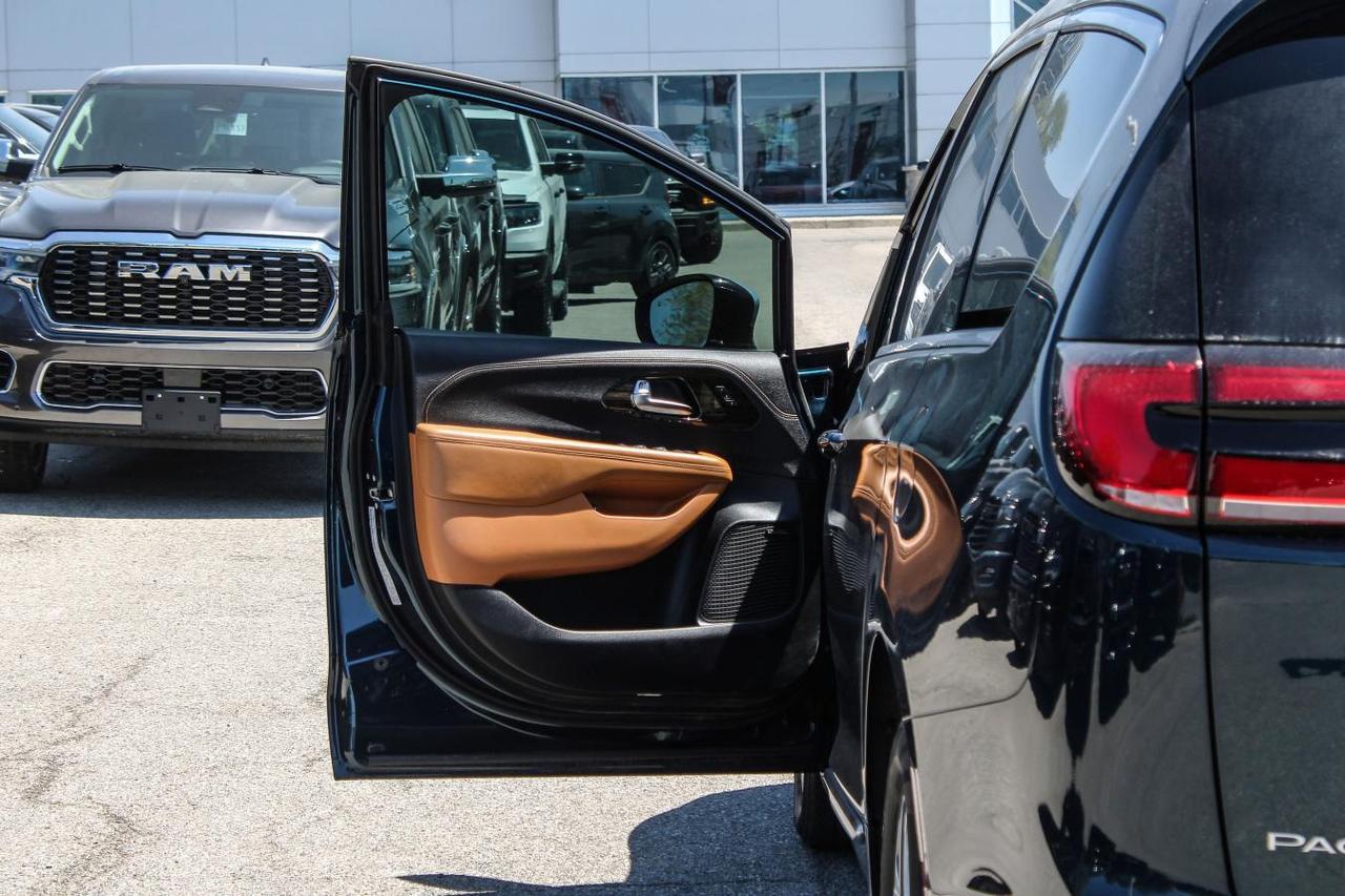 2023 Chrysler Pacifica Hybrid Pinnacle  Gps SiriusXM Moonroof BkpCam ParkingSens Photo