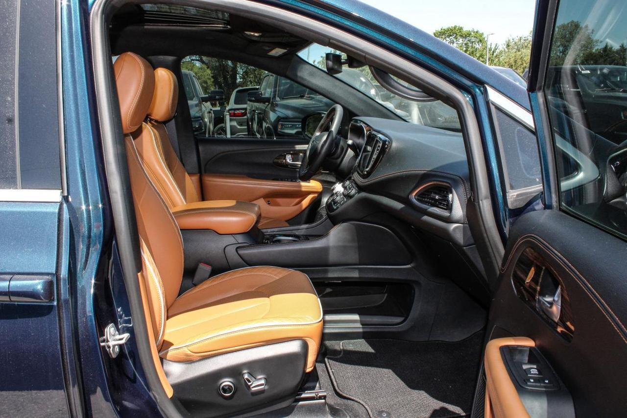 2023 Chrysler Pacifica Hybrid Pinnacle  Gps SiriusXM Moonroof BkpCam ParkingSens Photo