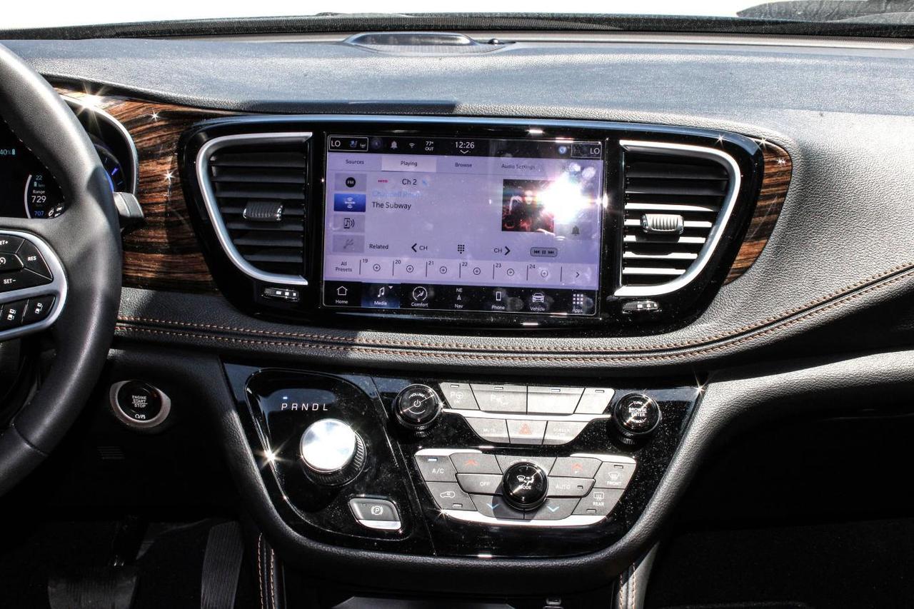 2023 Chrysler Pacifica Hybrid Pinnacle  Gps SiriusXM Moonroof BkpCam ParkingSens Photo