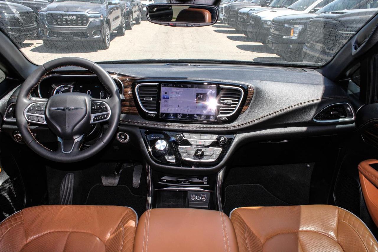 2023 Chrysler Pacifica Hybrid Pinnacle  Gps SiriusXM Moonroof BkpCam ParkingSens Photo