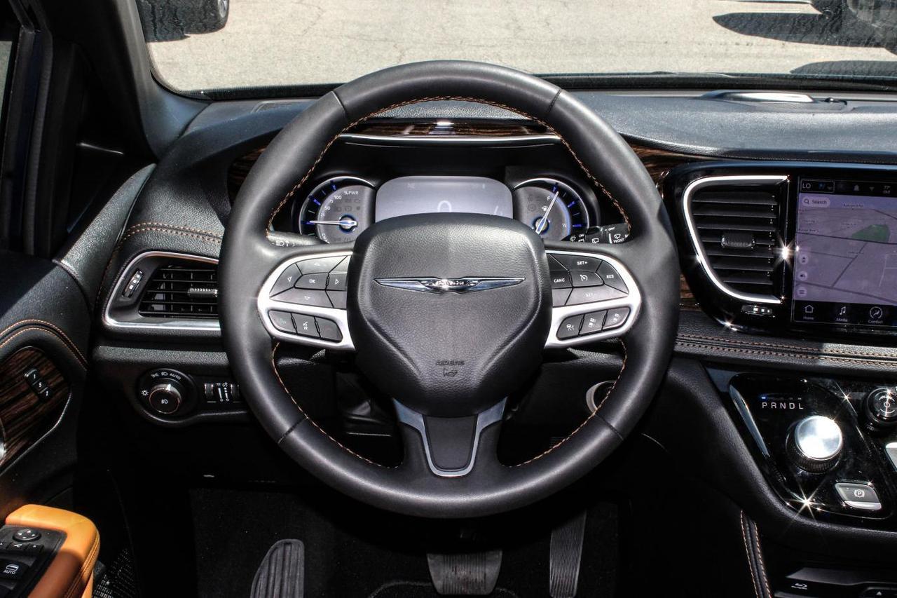 2023 Chrysler Pacifica Hybrid Pinnacle  Gps SiriusXM Moonroof BkpCam ParkingSens Photo