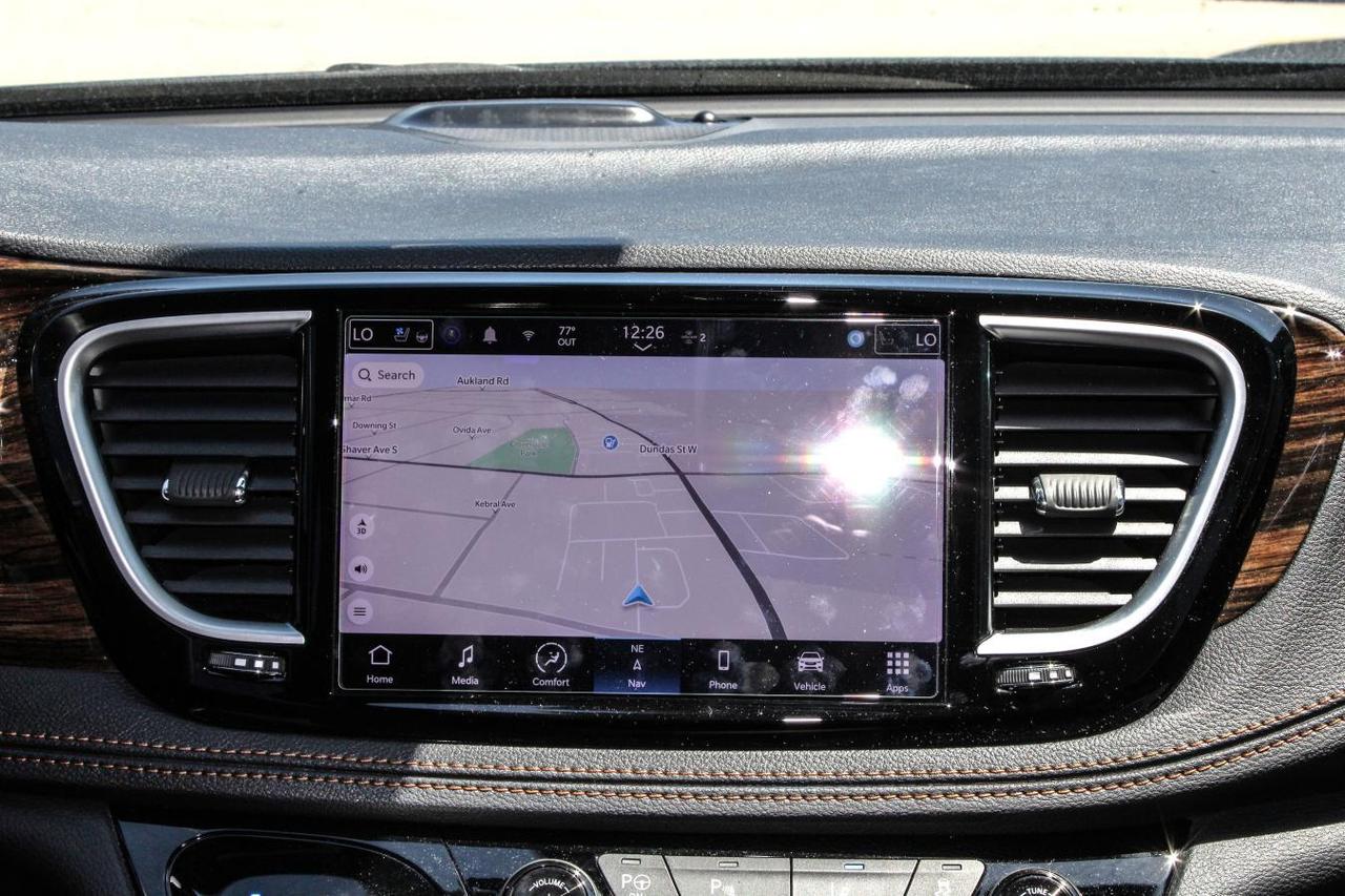2023 Chrysler Pacifica Hybrid Pinnacle  Gps SiriusXM Moonroof BkpCam ParkingSens Photo