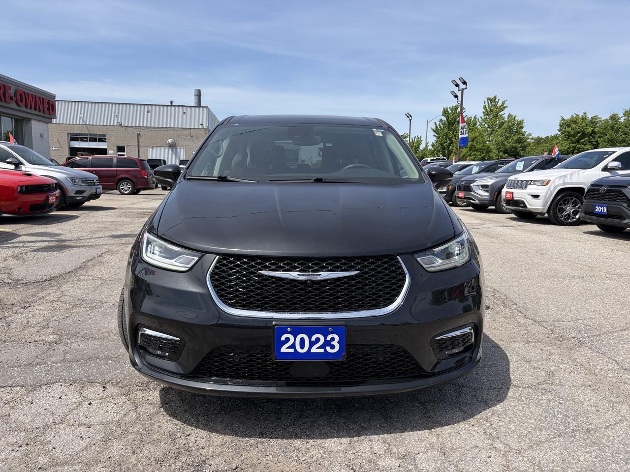 2023 Chrysler Pacifica Touring L Photo