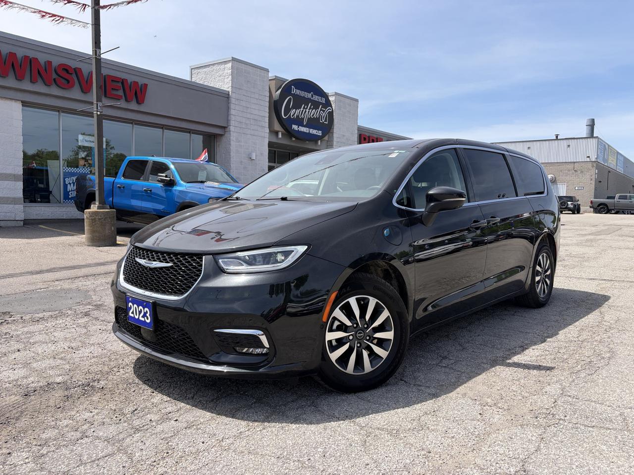 2023 Chrysler Pacifica Touring L Photo0