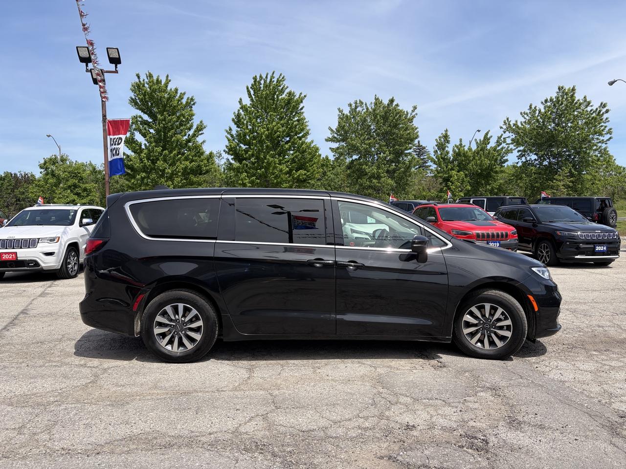 2023 Chrysler Pacifica Touring L Photo3