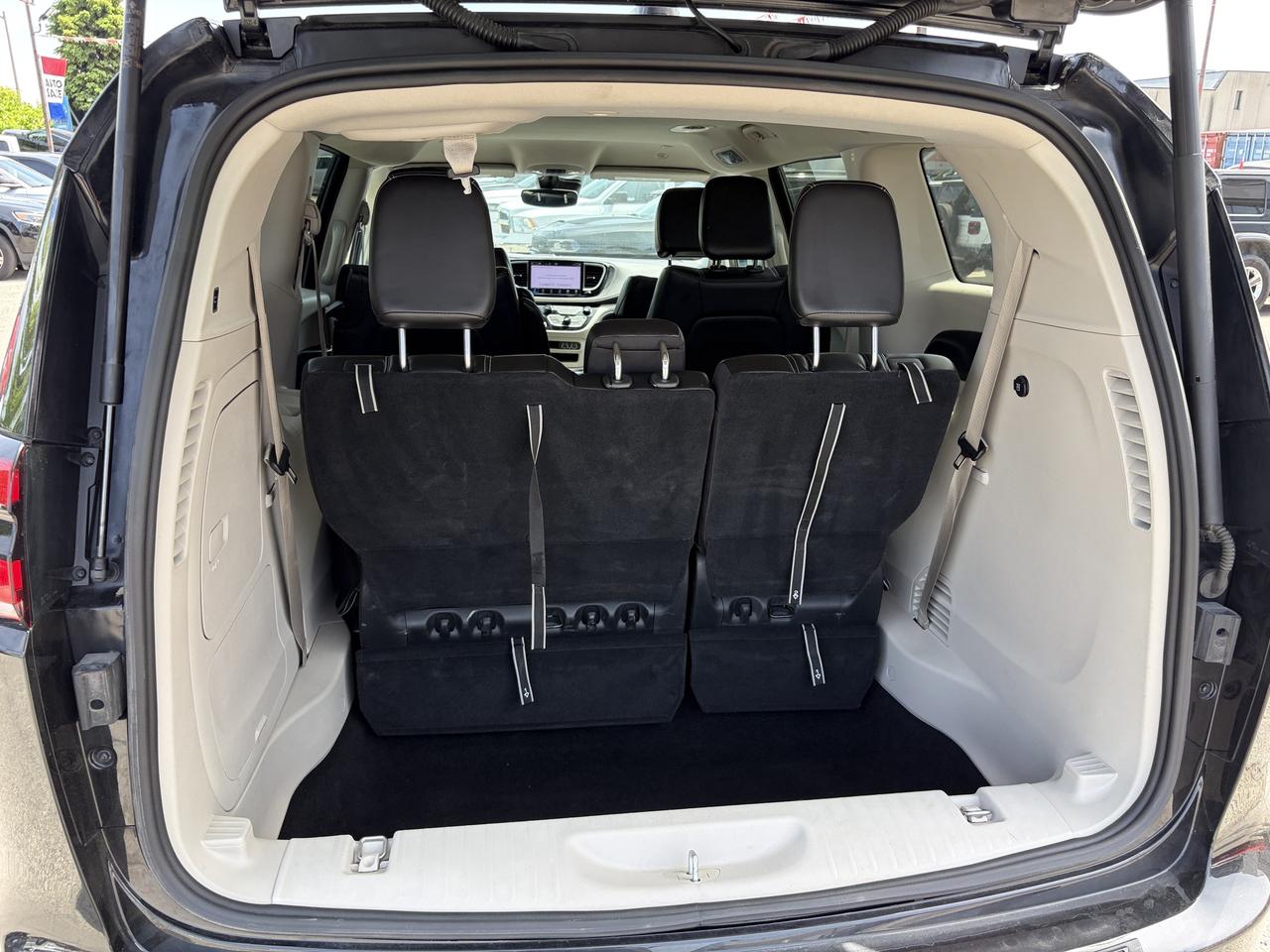 2023 Chrysler Pacifica Touring L Photo