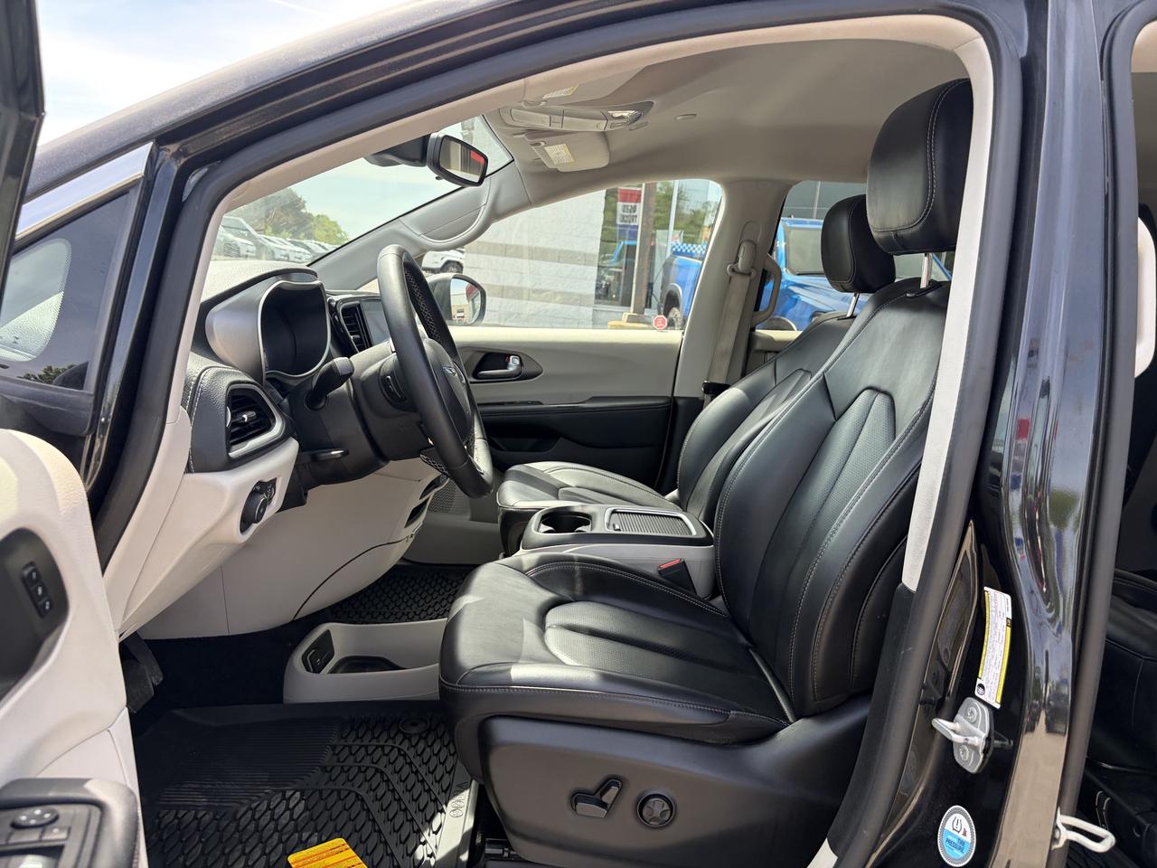 2023 Chrysler Pacifica Touring L Photo