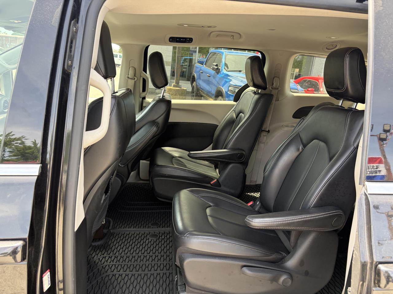 2023 Chrysler Pacifica Touring L Photo