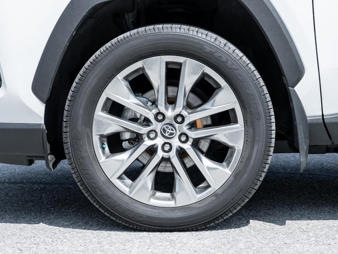 2021 Toyota RAV4 XLE 4dr All-wheel Drive Photo4