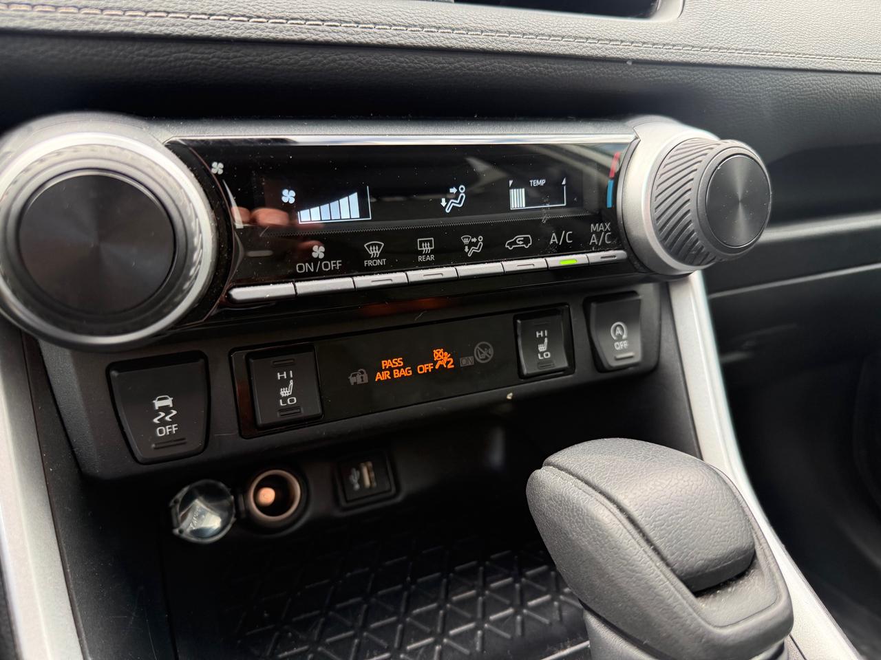 2025 Toyota RAV4 LE 4dr All-wheel Drive Photo