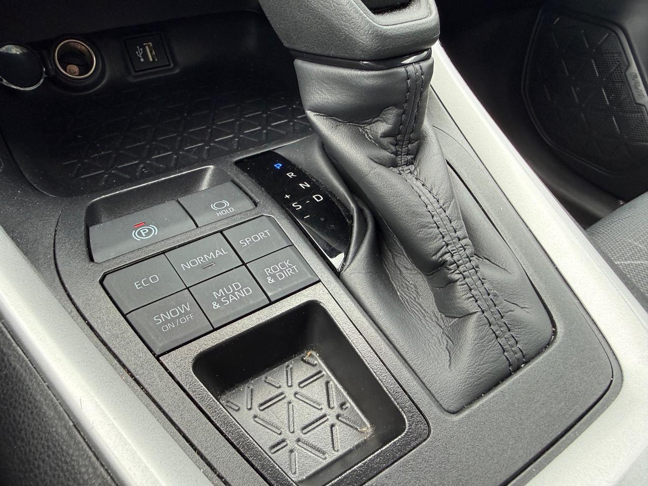 2025 Toyota RAV4 LE 4dr All-wheel Drive Photo