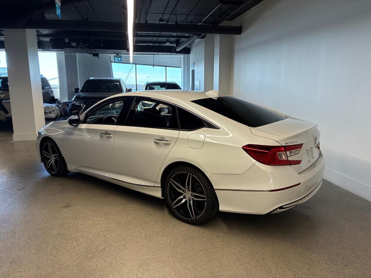 2022 Honda Accord Hybrid Touring Leather Roof Apple Carplay Trades Welcome Photo2