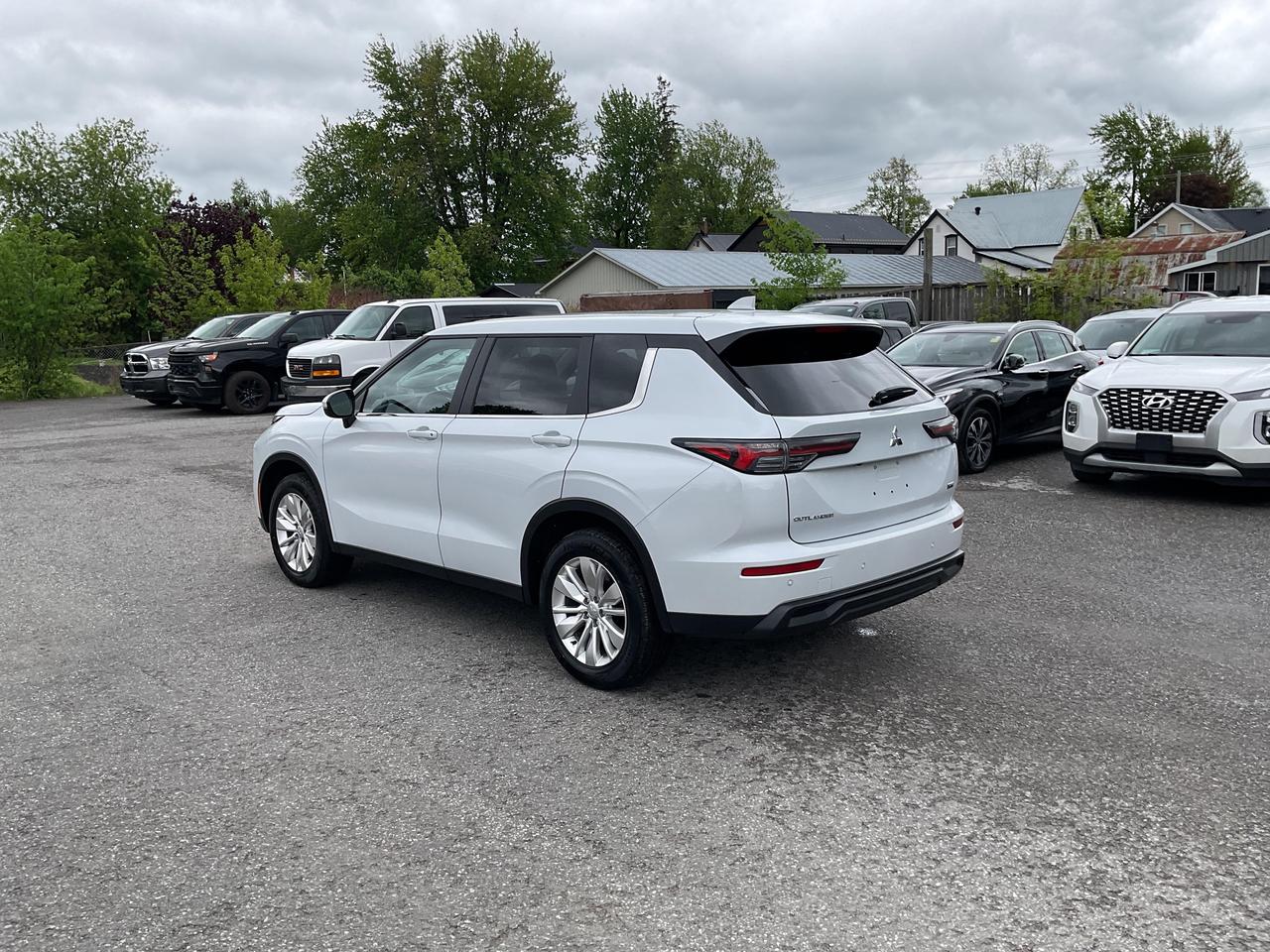 2025 Mitsubishi Outlander ES 4dr S-AWC Photo