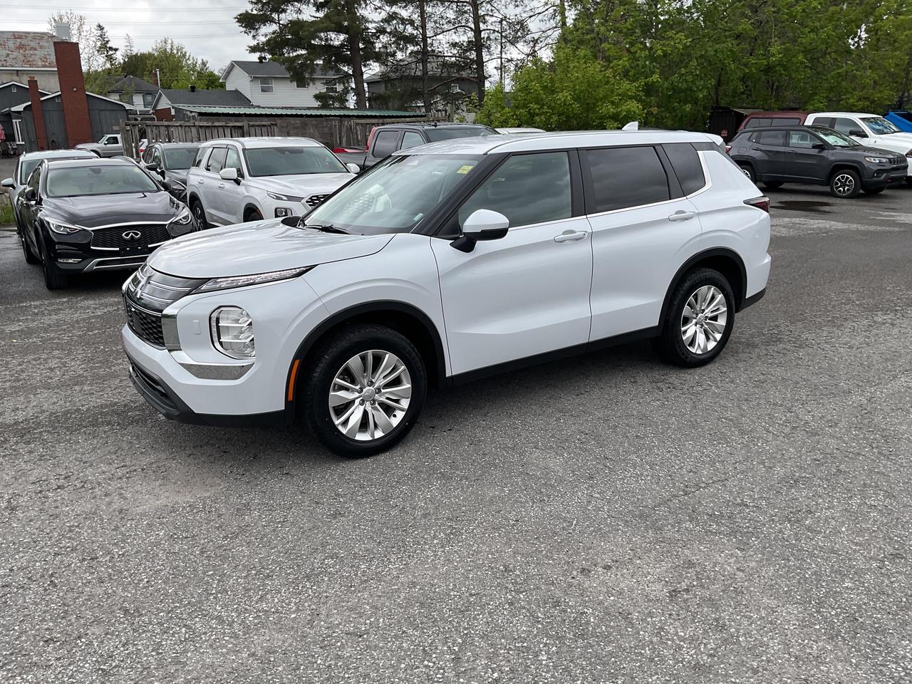 2025 Mitsubishi Outlander ES 4dr S-AWC Photo0