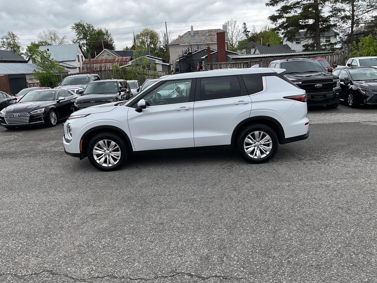 2025 Mitsubishi Outlander ES 4dr S-AWC Photo2