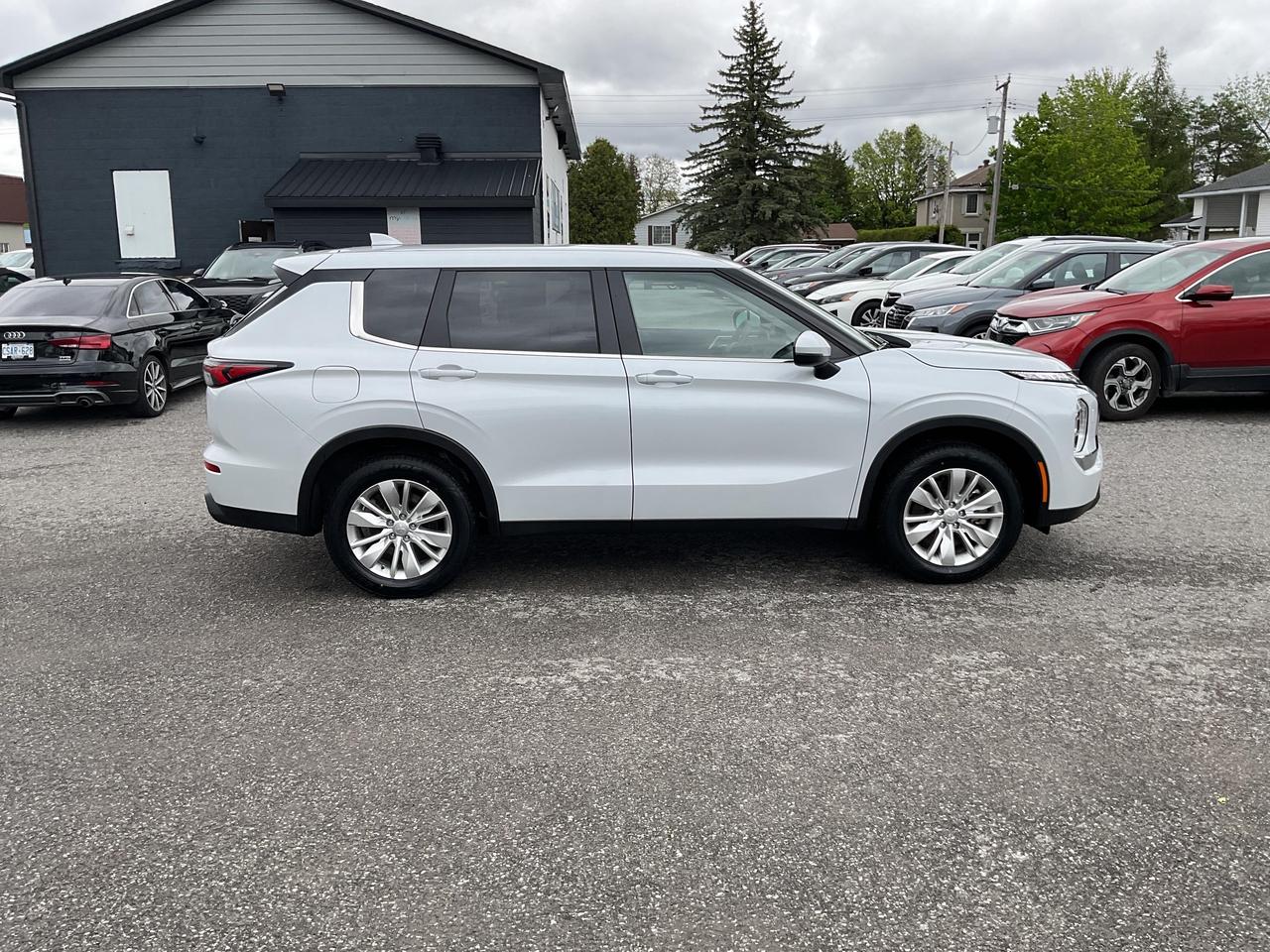 2025 Mitsubishi Outlander ES 4dr S-AWC Photo