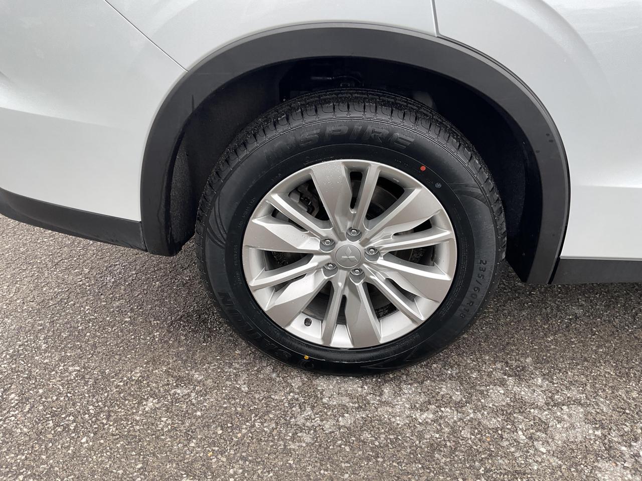 2025 Mitsubishi Outlander ES 4dr S-AWC Photo